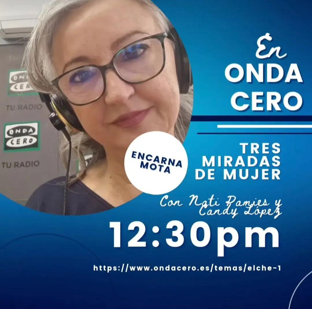 Una mujer con gafas y auriculares aparece en un cartel de En Onda Cero